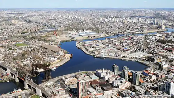 El Riachuelo, lejos de volver a su estado natural: en 2022 se retiraron 3.500 toneladas de basura del agua