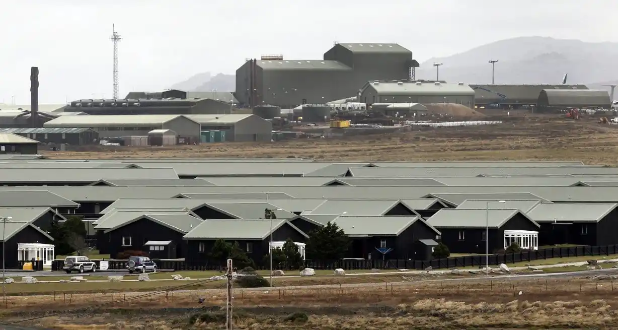 Vista de la base militar británica de Mount Pleasant en el sur de la mayor de las Islas Malvinas.