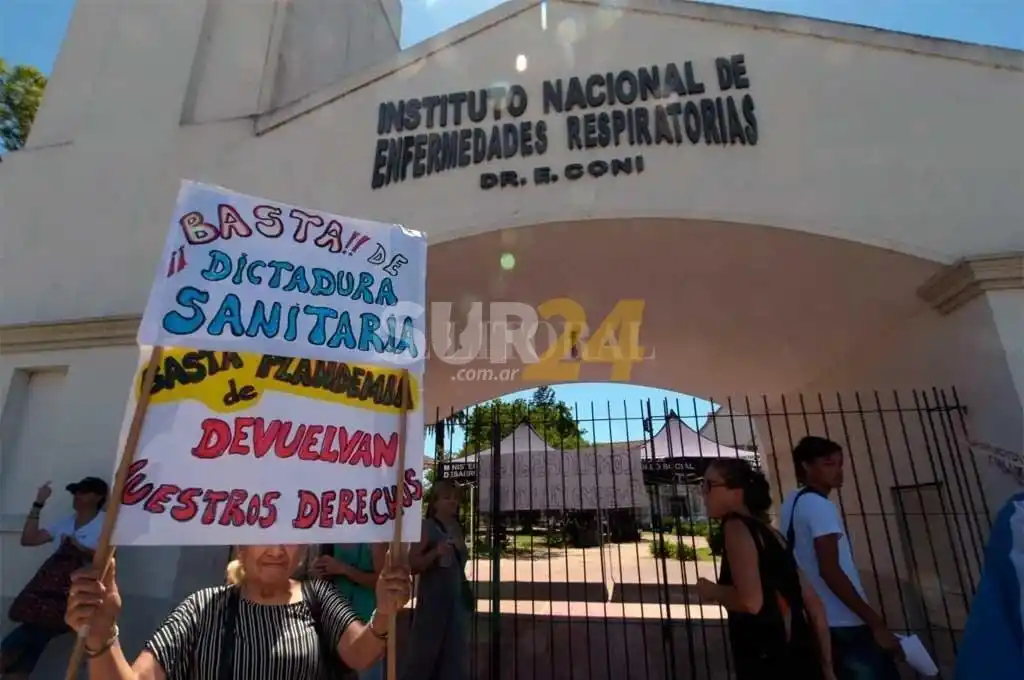 Insólito reclamo anti vacuna en la ciudad de Santa Fe ante la presencia de Vizzotti