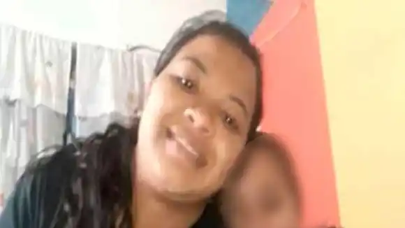 POR IRRESPONSABLE: investigan a funcionaria de Polilara por publicar fotos con una menor y dos armas de fuego