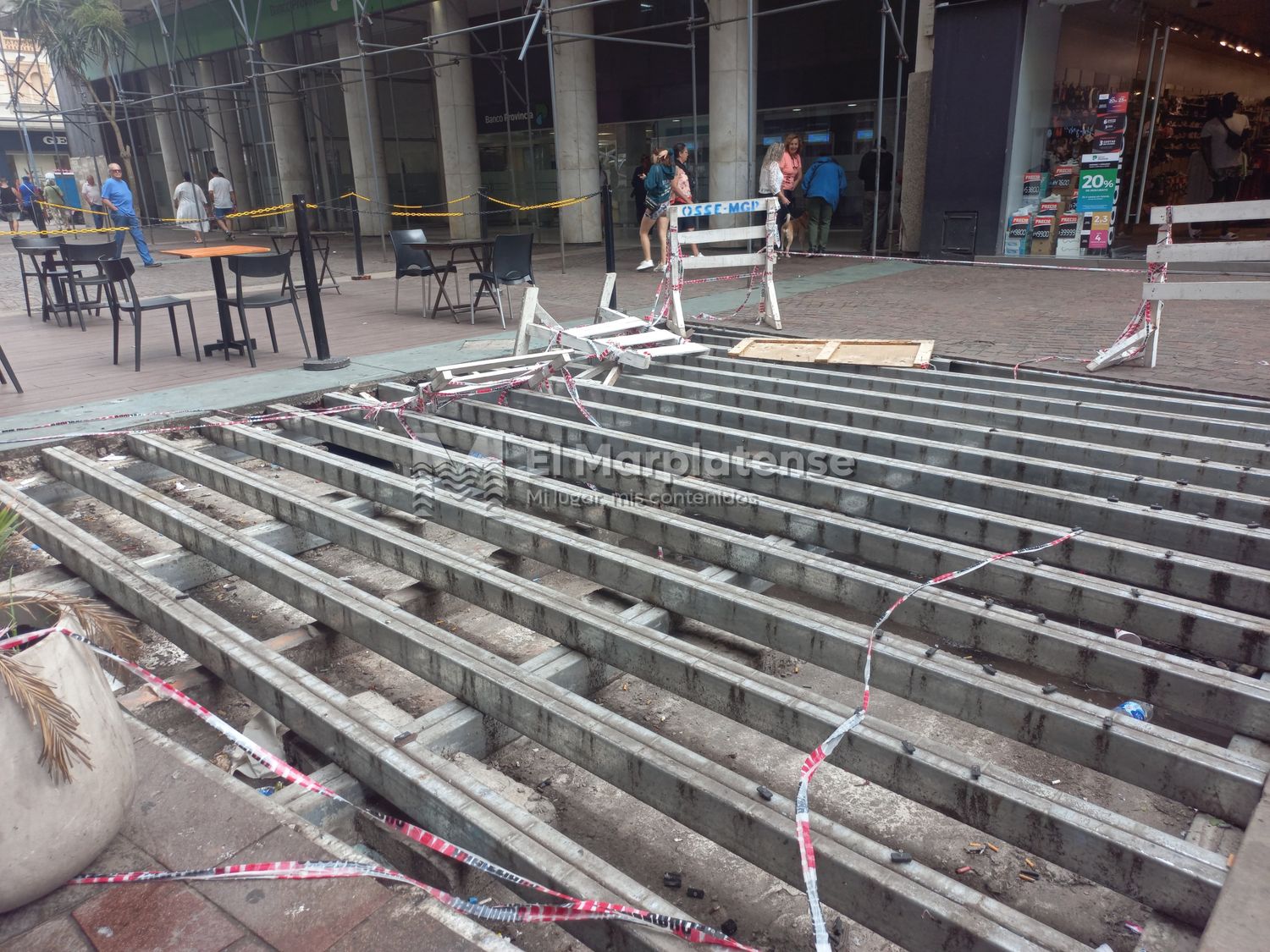 En el lugar se encontraron estructuras de decks en desuso y basura acumulada.