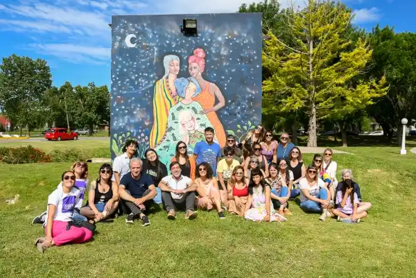 Inauguración de un mural en el día de la eliminación de la violencia contra la mujer en Chascomús