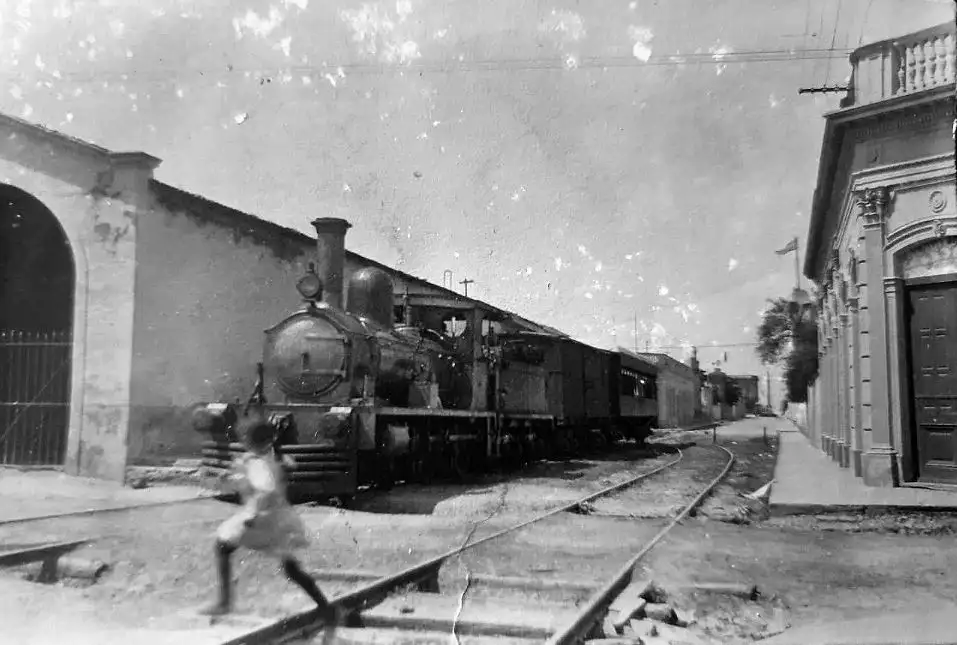 Locomotora en calle 3 de Febrero y Mitre, en posición de partida hacia Puerto Ruiz.