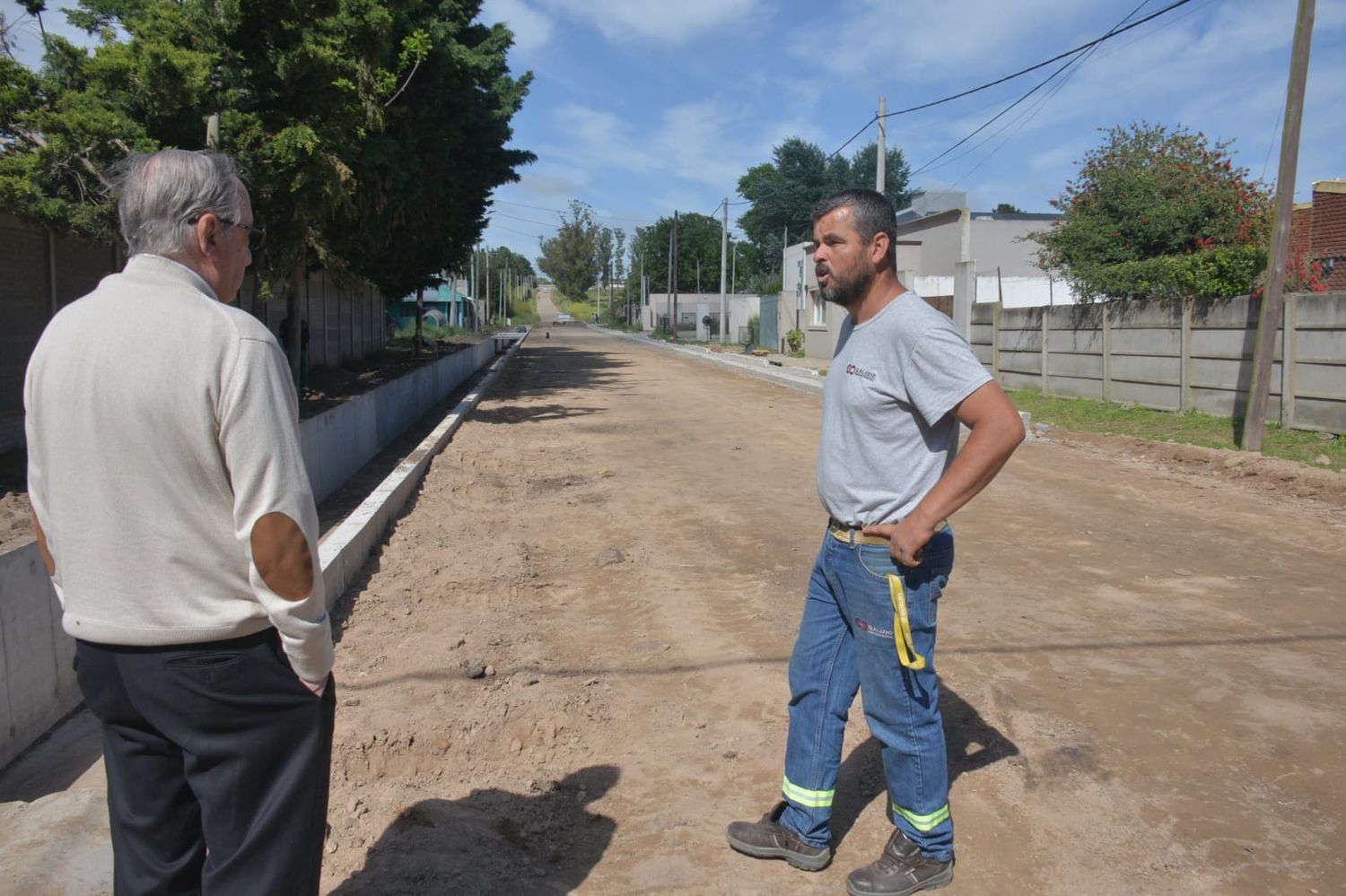 Lunghi supervisó avances de obra de pavimentación