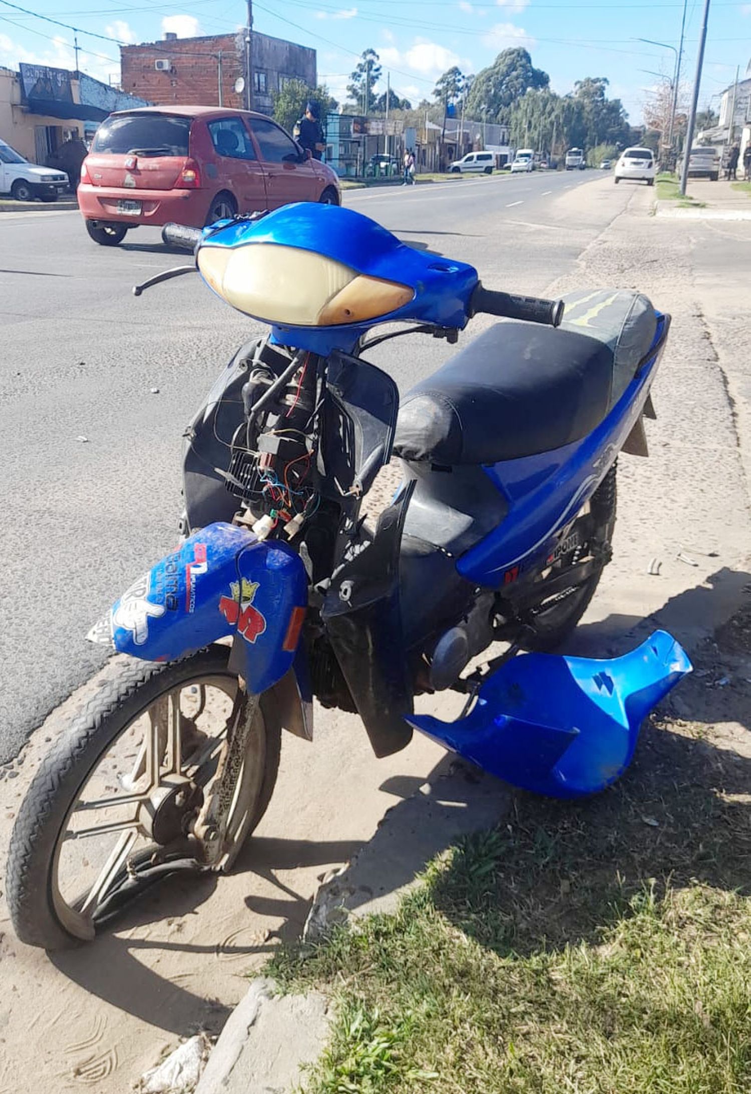 Mujer herida en accidente entre automóvil y motocicleta