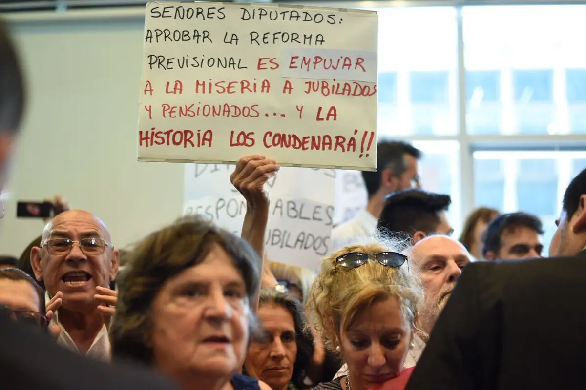 Día clave: El macrismo busca imponer en Diputados la rebaja a jubilados en medio de marchas y paros