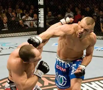 De película: un peleador noqueó a dos oponentes en cinco segundos