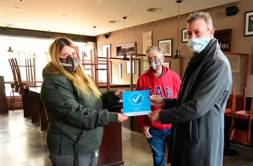Villa Gesell entregó los primeros sellos de certificación sanitaria