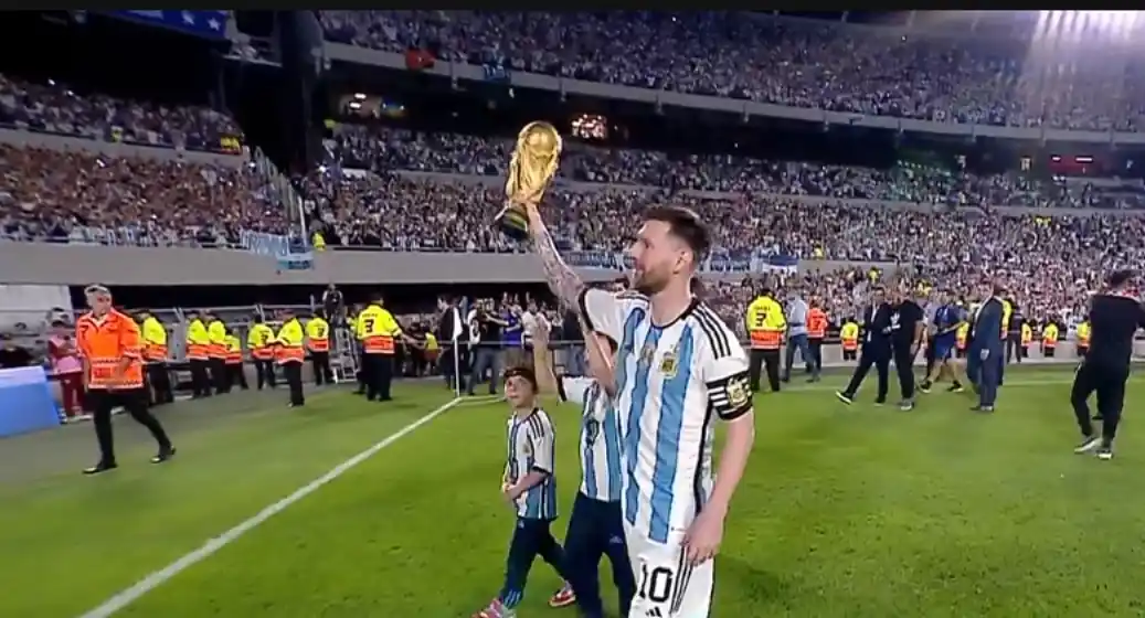 Fiesta total: Argentina le ganó 2-0 a Panamá y Messi levantó la Copa para su gente