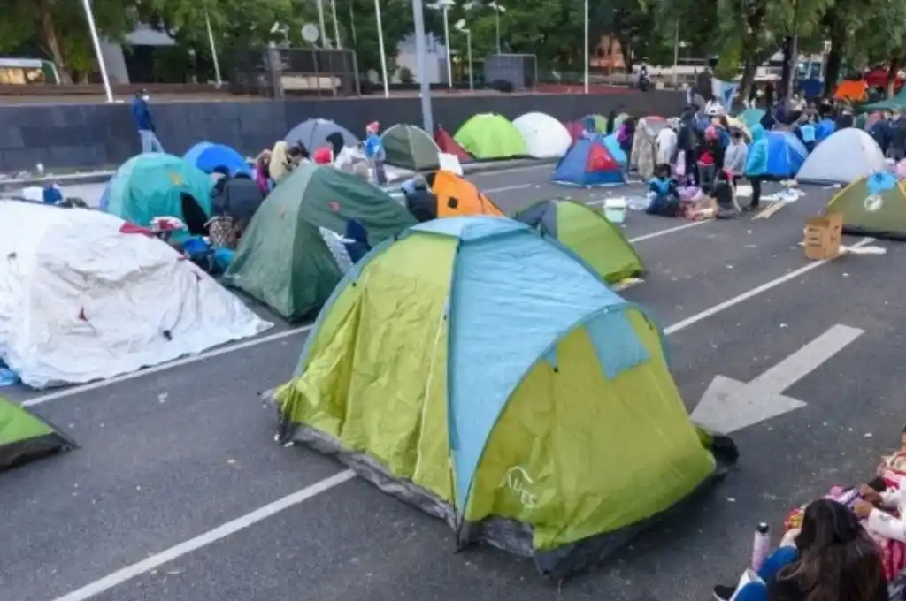 El Gobierno se reúne con organizaciones sociales tras el acampe