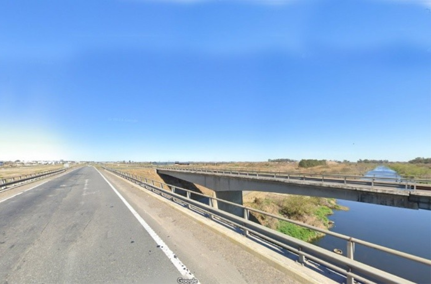 Falleció el conductor de un camión tras caer del puente del arroyo Saladillo