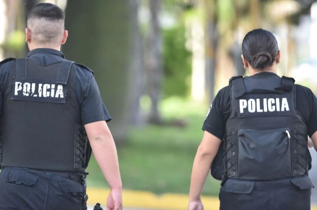 A pesar de perforar la funda del chaleco, el ataque con cuchillo no causó heridas al agente. Crédito: Manuel Fabatía.