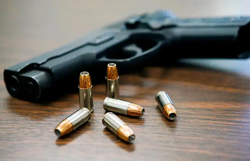 Zona oeste: ingresaron a un clínica como pacientes, sacaron armas de fuego y le robaron al personal