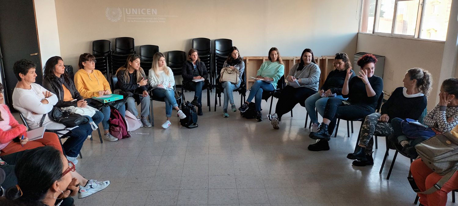 Estudiantes de diseño y emprendedores de la economía social, trabajando en conjunto.