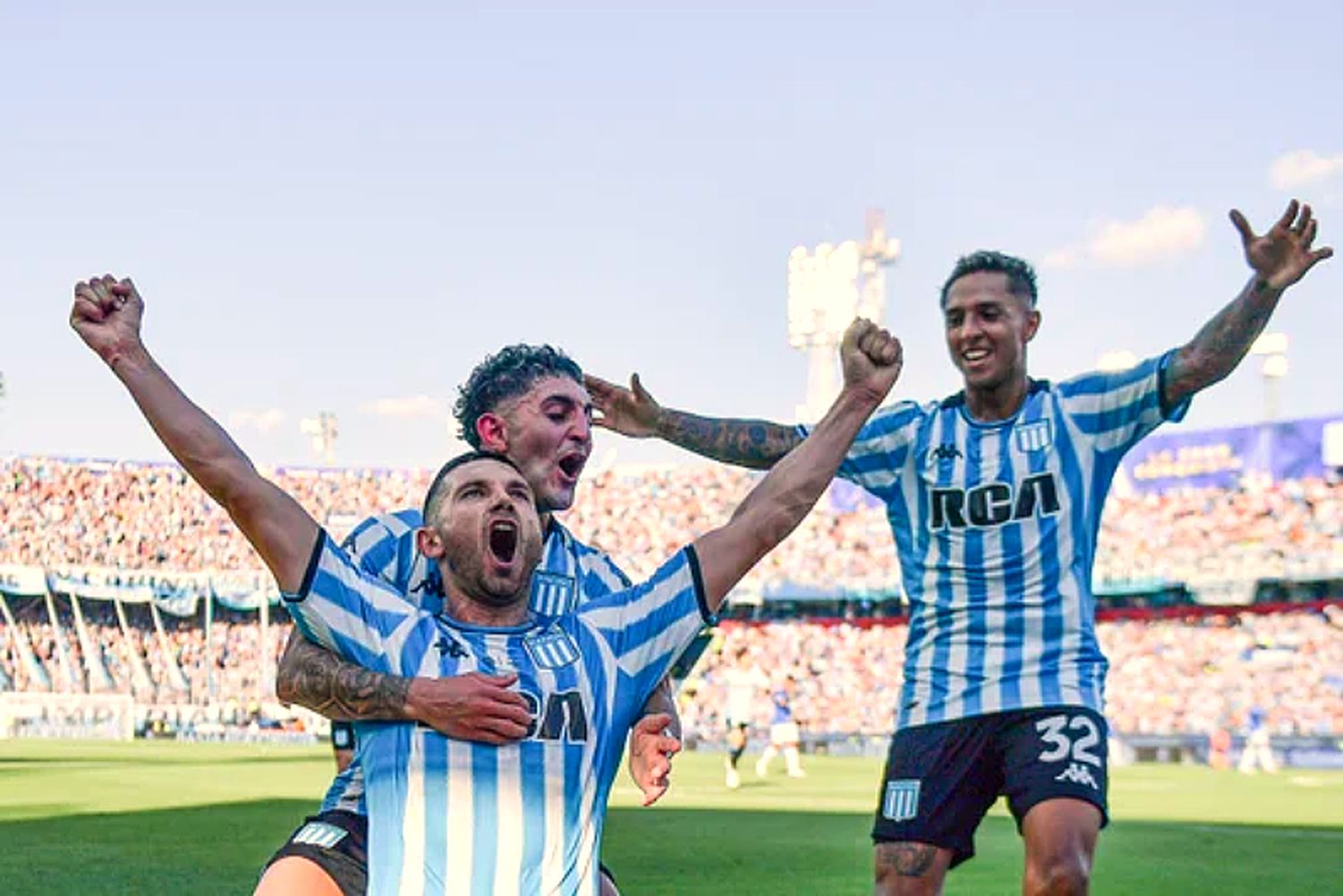 Adrián Martínez puso el segundo de Racing a los 20 minutos del primer tiempo.