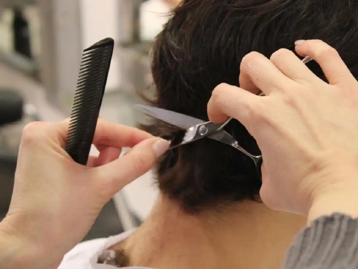 Los peluqueros creen que con  un protocolo podrían reabrir 