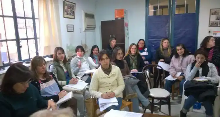 Docentes de Feb debaten “plan de lucha” en asamblea