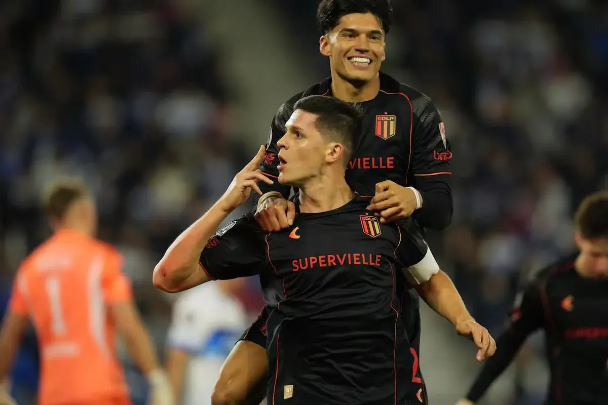 Banderas del León: Joaquín Correa, la figura y autor del gol de la apertura del marcador, celebra sobre Guido Carrillo, que con dos estocadas selló la goleada y la clasificación a los 4tos de final de la Copa Libertadores (Esteban Felix - AP)