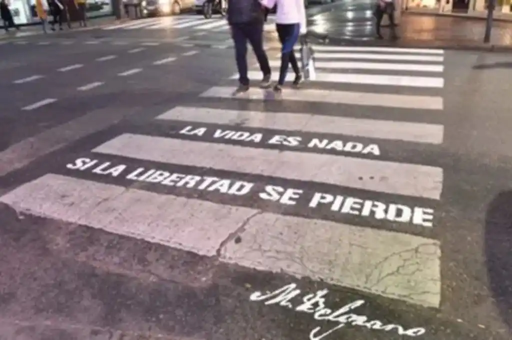 Las calles de Rosario pintadas con frases de Belgrano