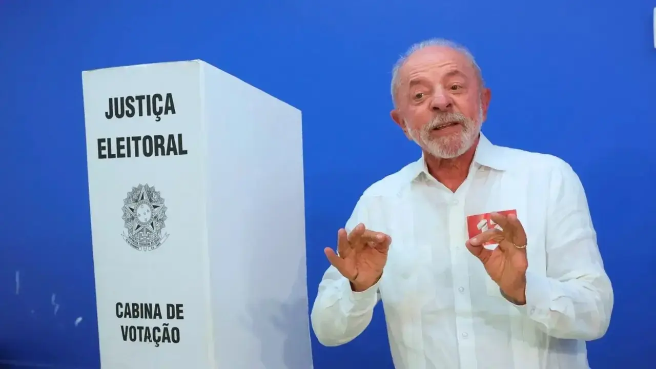 Lula da Silva votó este domingo en Brasil, en una jornada electoral marcada por las denuncias por la falta de colectivos y la extensión del horario de votación hasta las 19.