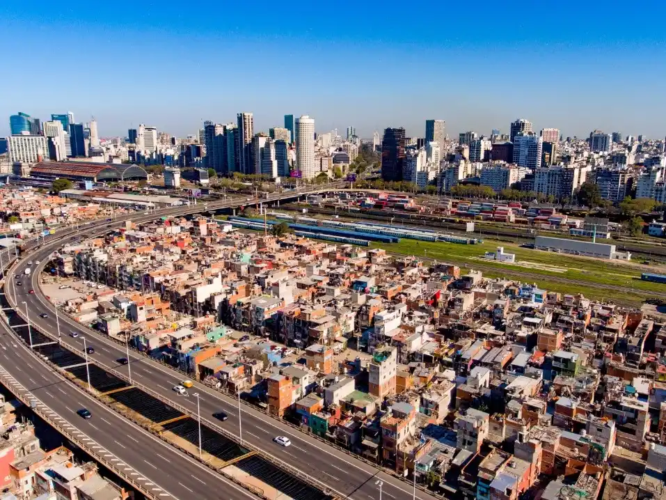 Barrio 31. La pobreza afecta a casi cuatro de cada diez argentinos. Imagen: Wikimedia.