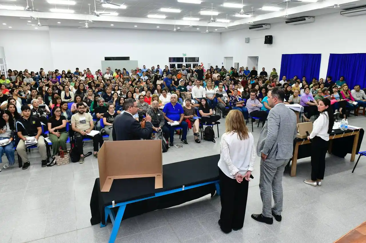 Jueces de mesa se entrenan en el uso de la boleta única papel