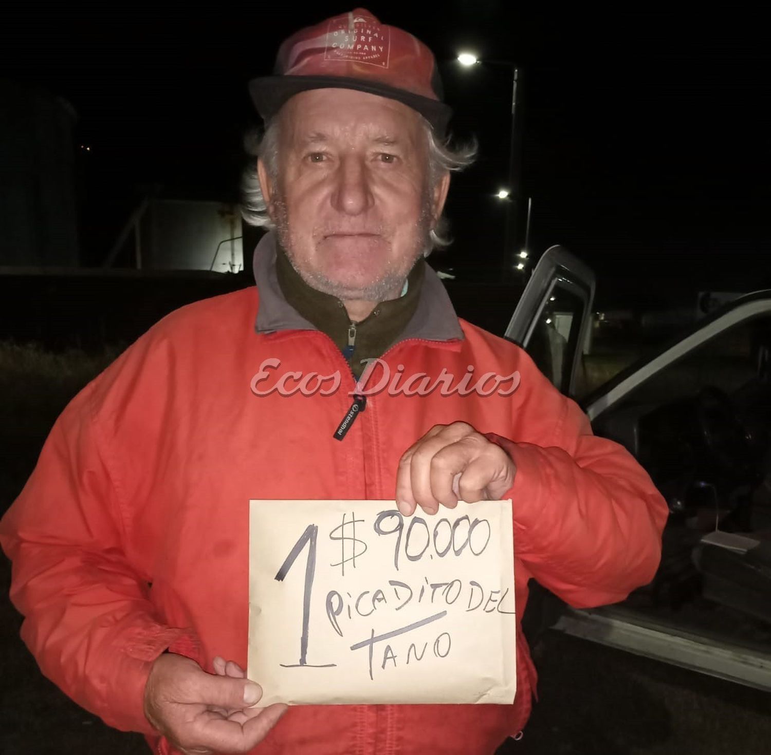 Oscar Feipeler posa con su sobre del primer premio