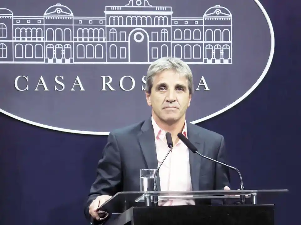 A pedido de Caputo, se ajustaron costos que impactan en las tarifas de luz y gas de agosto