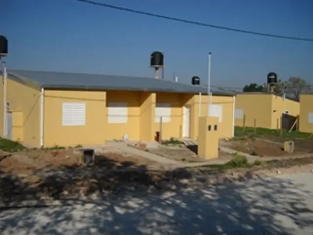 Piaggio entregó una vivienda construida por cooperativas 