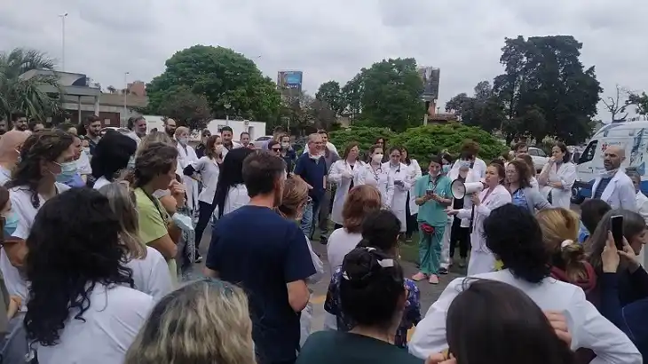 Los trabajadores del Hospital Posadas siguen de paro y cortan Acceso Oeste en reclamo de aumento salarial