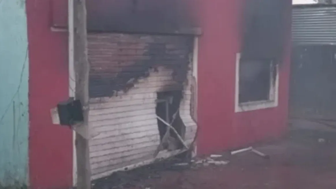 El incendio consumió gran parte de la vivienda durante la noche.