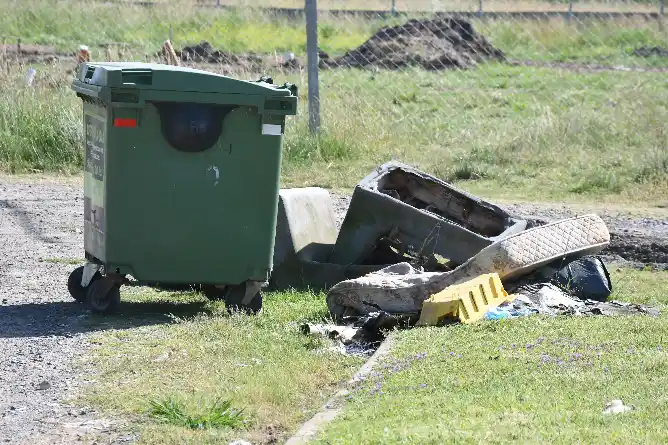 Limpieza en el barrio 30 de Mayo tras detectarse depósitos de basura en bulevares y esquinas