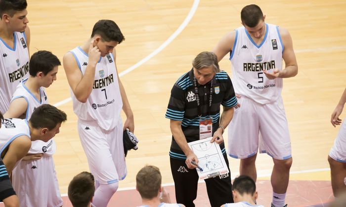 Juan De La Fuente (con la 7) al lado de Arrigoni, el DT del equipo nacional. (Foto: FIBA)