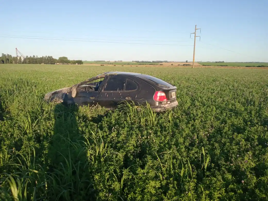 Lesionada al volcar el automóvil en el que viajaba