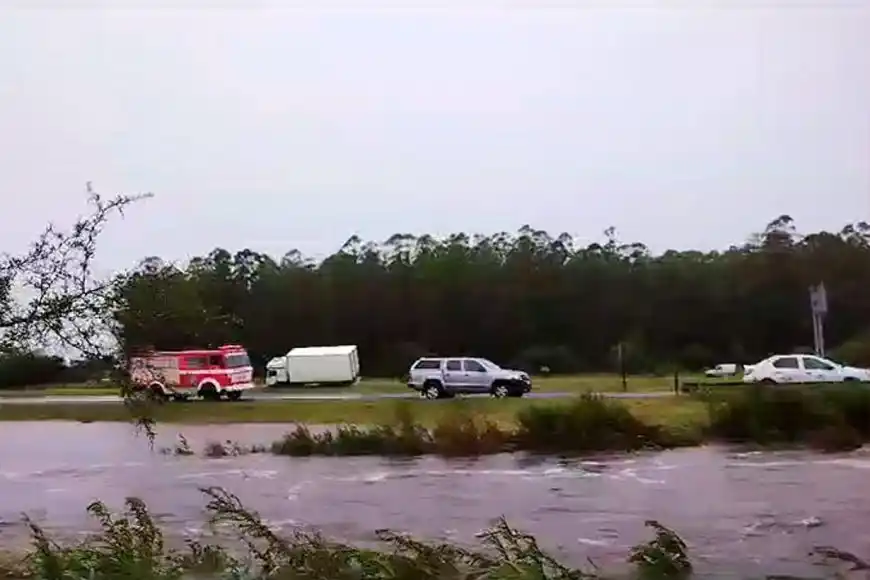 Búsqueda desesperada de familia arrastrada por el agua de un arroyo en medio del temporal