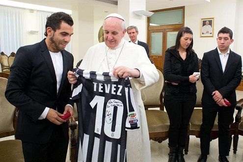 Carlos Tevez estuvo con Francisco y le regaló su camiseta de la Juventus