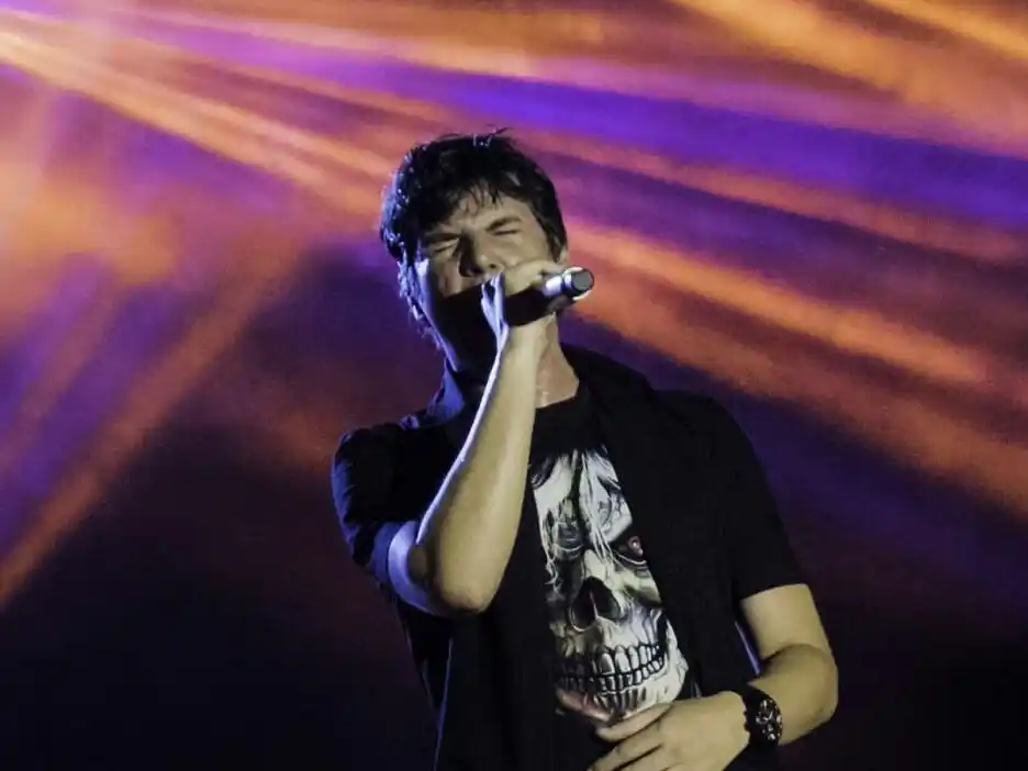 Maxi Trusso vuelve a los escenarios luego de su accidente al arrojarse al público: “No entiendo cómo hice esa locura”