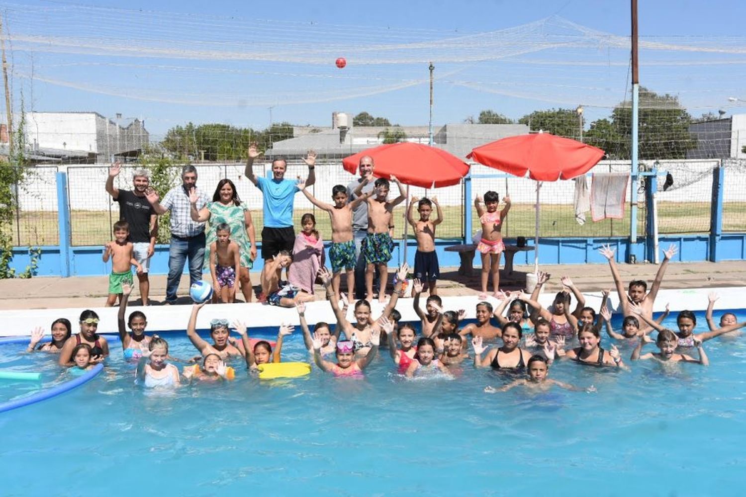 Chicos y chicas de “Todos al agua” recibieron su regalo de Reyes