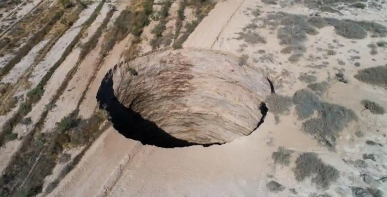 Chile: apareció un inmenso socavón de 25 metros de ancho cerca de una mina de cobre