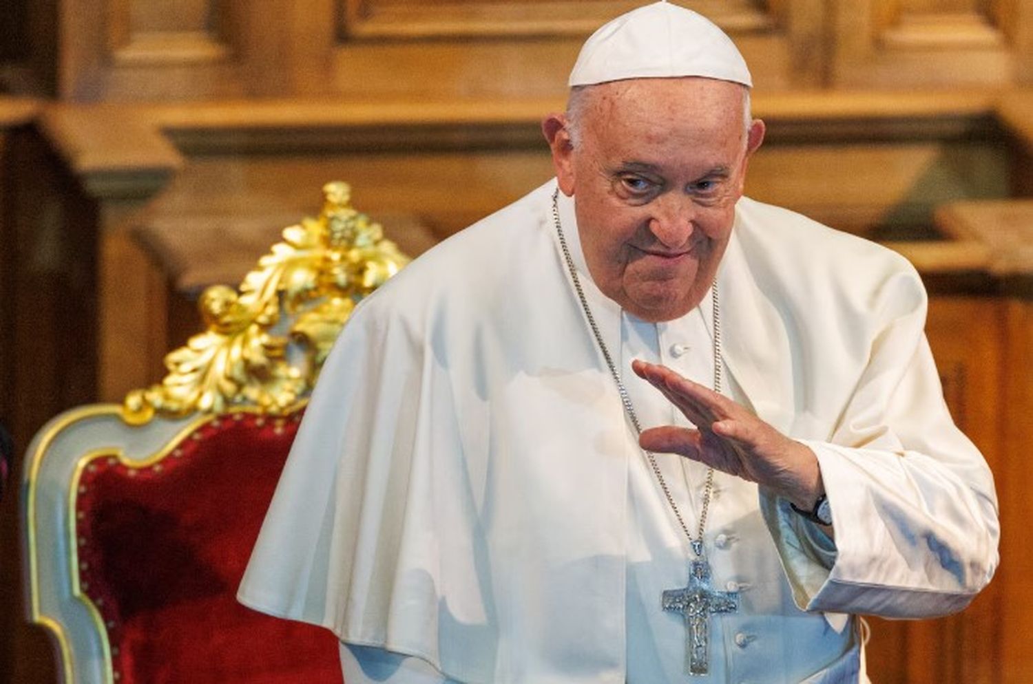 El Vaticano informó que el papa Francisco muestra una “leve mejoría” .