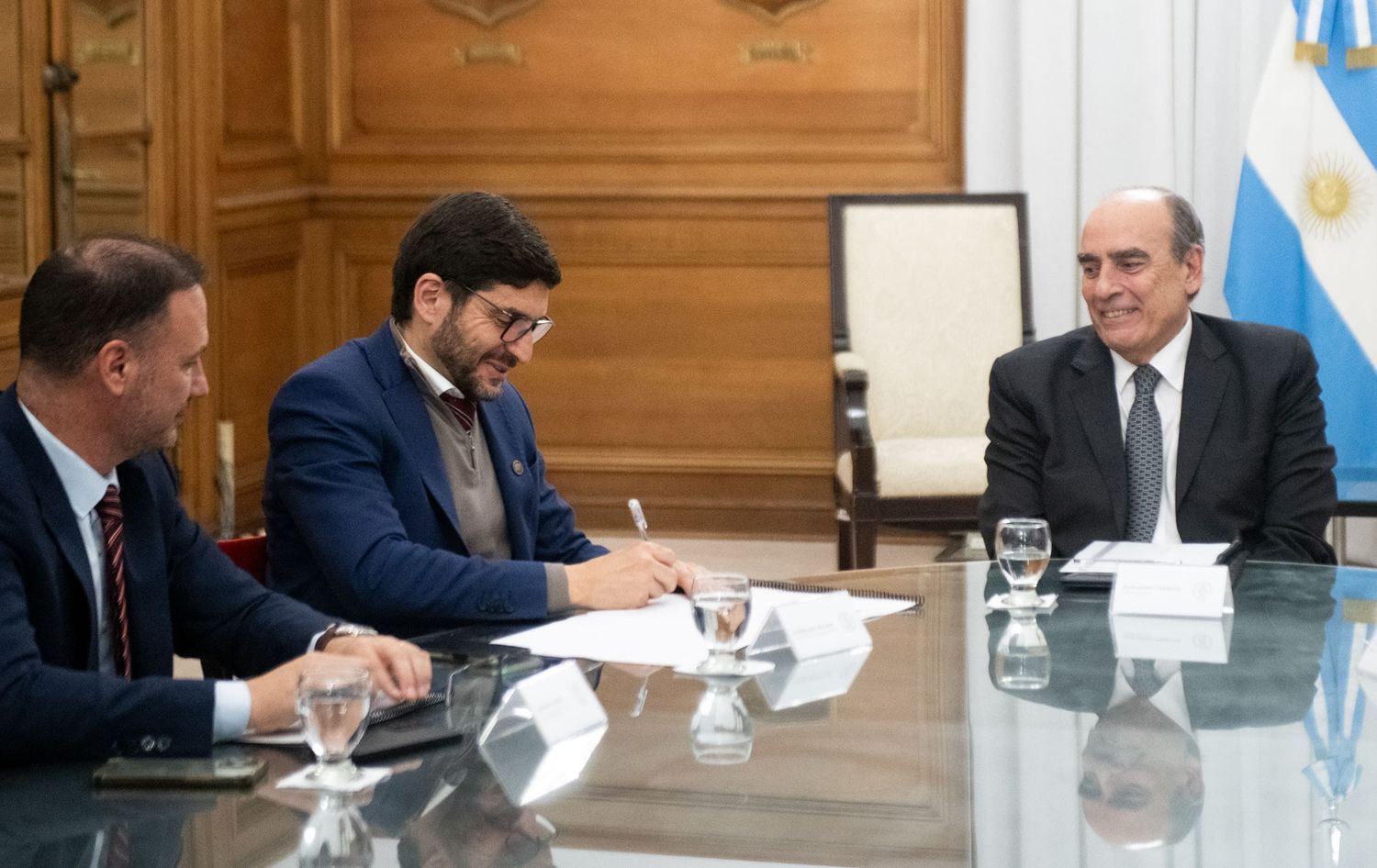 Guillermo Francos junto al gobernador Pullaro y el ministro Enrico. Crédito: Gobierno de Santa Fe