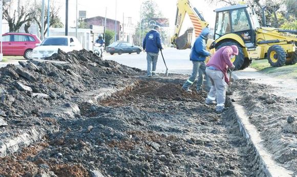 Plan de mejora de la traza vial: Trabajos de repavimentación  y arreglos en Avda. Tavella 