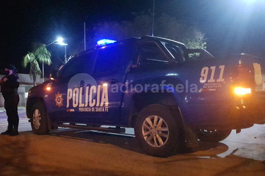 Feroz pelea por un presunto arrebato: una mujer le pegó una “piña” a una de las uniformadas