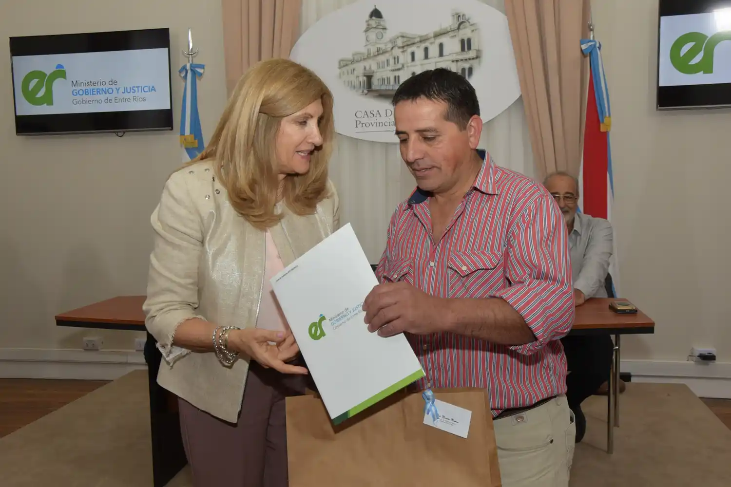 El gobierno provincial entregó aportes a juntas de gobierno