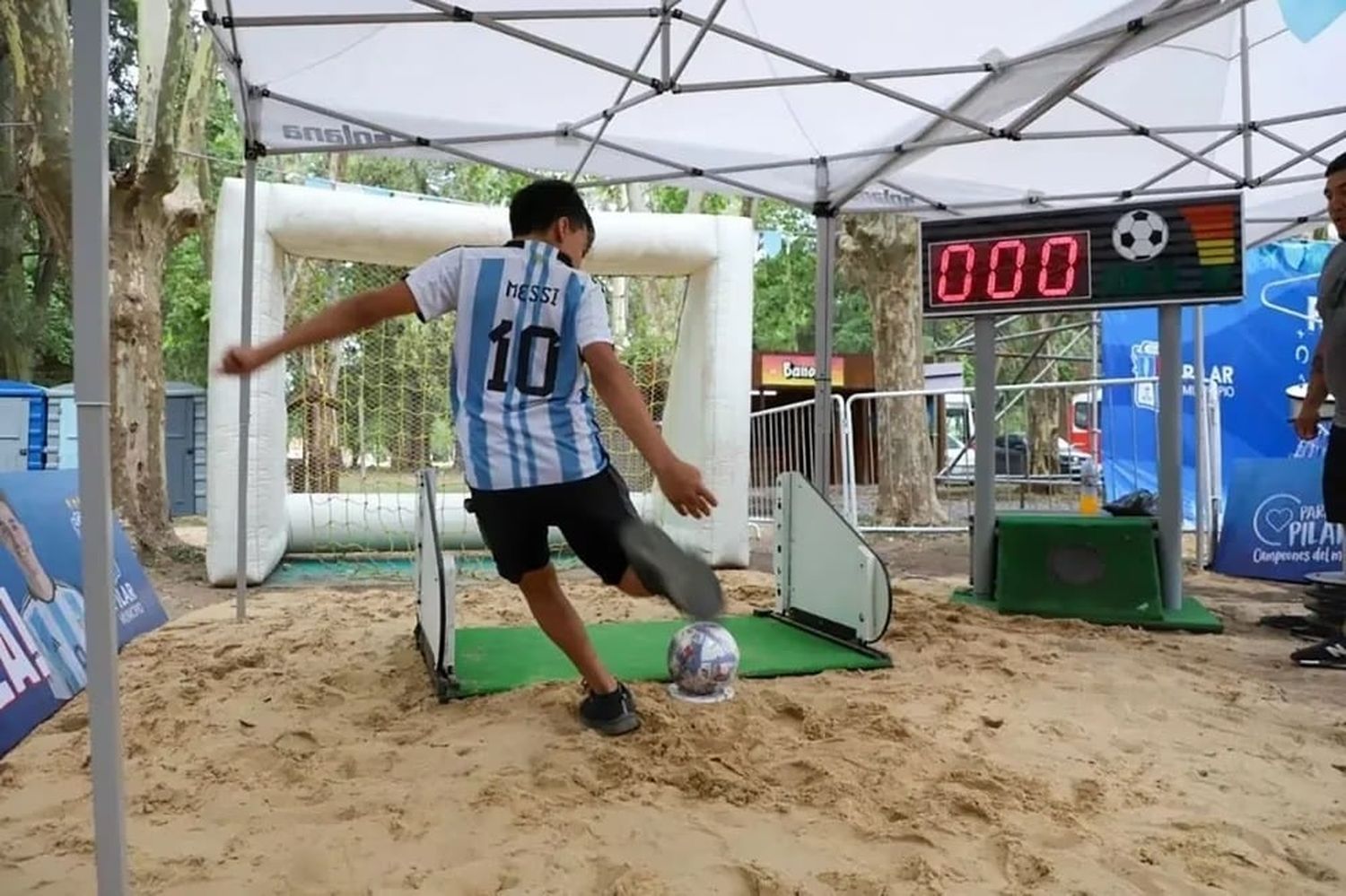 “Campeones del mundo”: El parque temático gratuito de Pilar donde se pueden atajar penales como el Dibu o patearlos a lo Messi