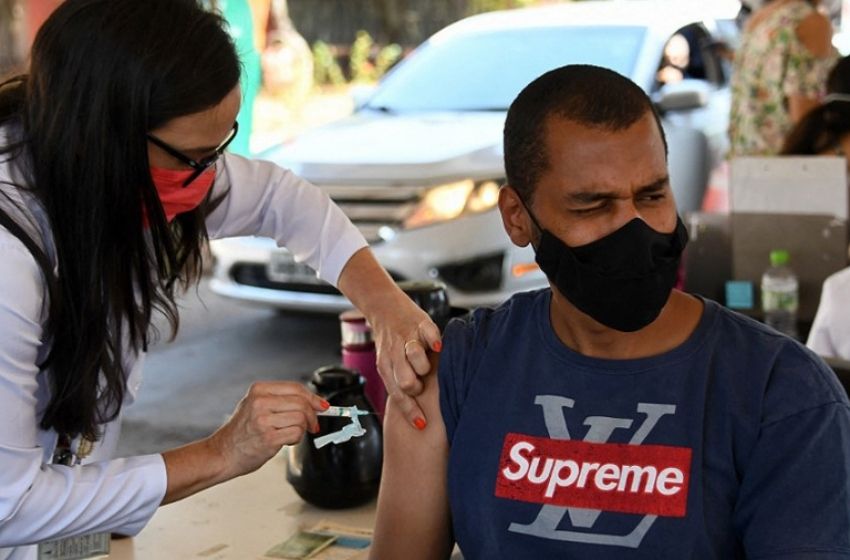 Brasil anuncia tercera dosis de vacuna anticovid para todos los mayores de 18 años