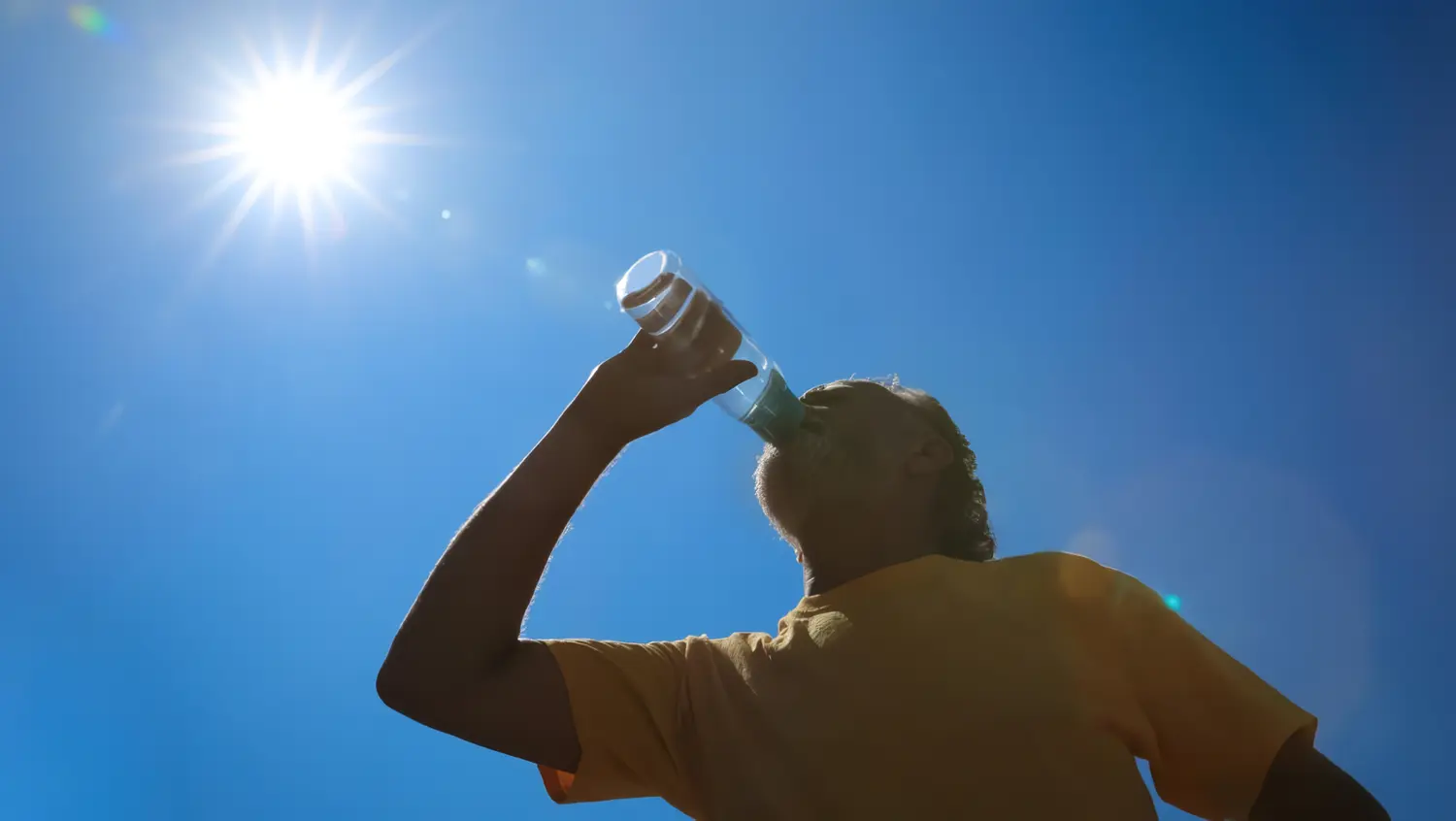 Recomiendan consumir líquidos sin esperar a tener sed.