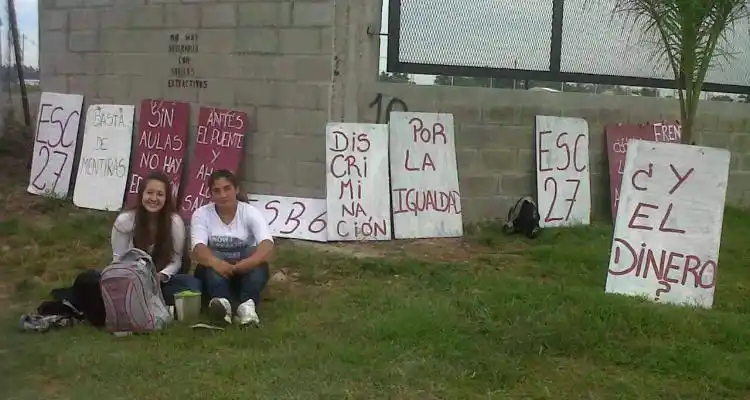 Escuela 27: Aprovechando la llegada de funcionarios nacionales, alumnos reclaman por las obras inconclusas