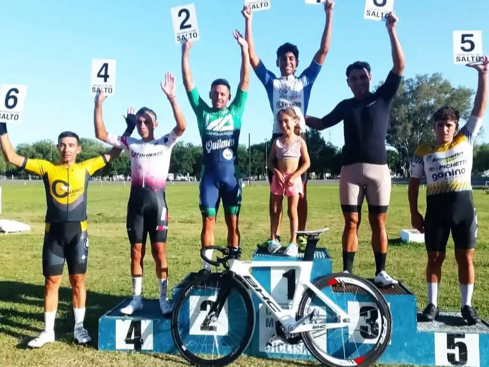 Gabriel Pioli compartió podio con Cristian Monzón y Juan José Paz en Salto. PH: Mirta Souza -Lincoln-