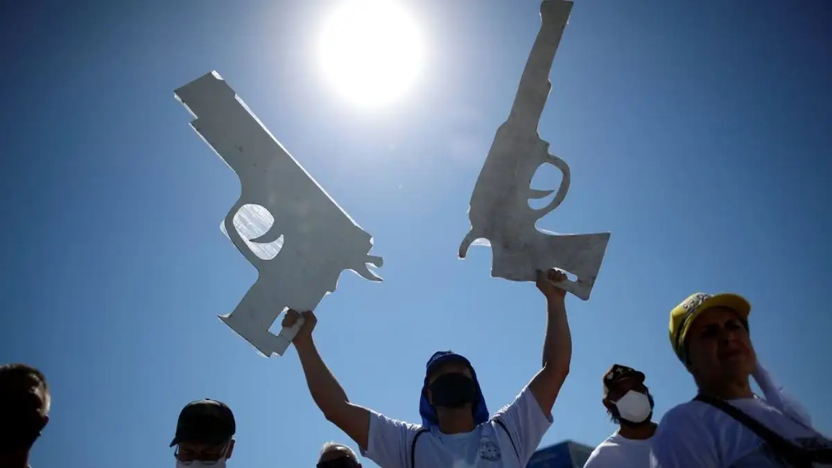 Bolsonaro dice que “todo el mundo tiene que comprar un rifle”